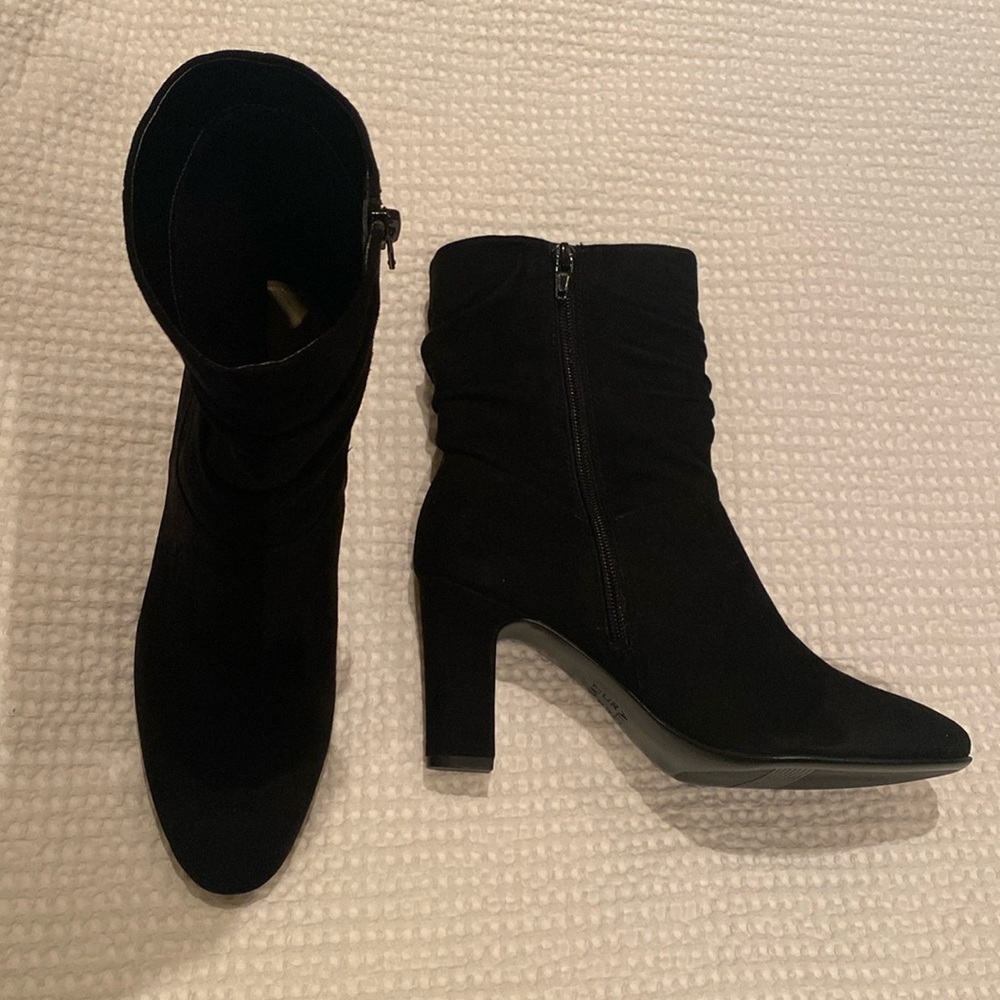 NWT size 7.5 Naturalizer blackjack suede bootss